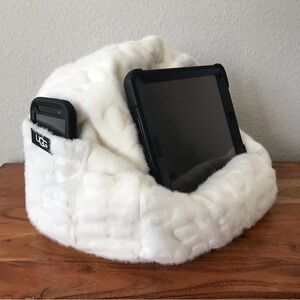 Ugg Pouf Tablet I Pad Book Faux Fur Pillow Holder Fuzzy
Sott Ivory
